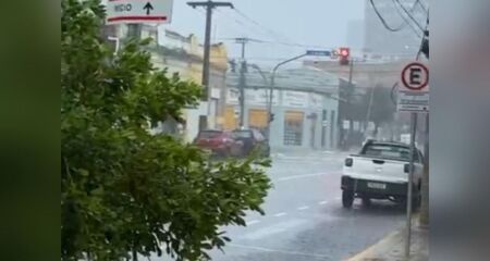 Dia virou noite em diversos bairros da cidade e alagamentos j&aacute; d&atilde;o as caras