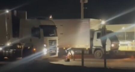 Motoristas se irritaram e buzinaram na tentativa de fazer o homem sair do caminho