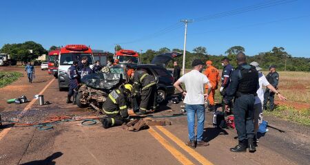 Acidente com v&iacute;tima fatal deixou carro destru&iacute;do na MS-080