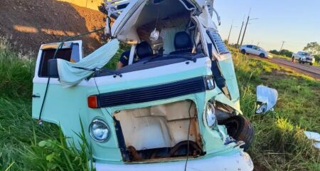 Casal morre em colis&atilde;o entre Kombi e carreta na BR-163