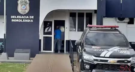 O homem estava sem cal&ccedil;as ou cueca em frente &agrave; adolescente que dormia