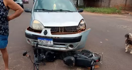 Os jovens estavam em uma motocicleta no momento do acidente 