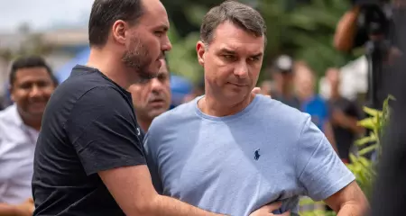 Carlos e Fl&aacute;vio Bolsonaro