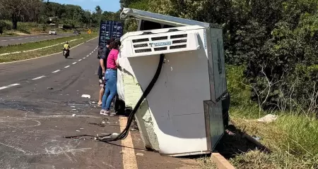 Ve&iacute;culo estava carregado com gelo e puxando carretinha
