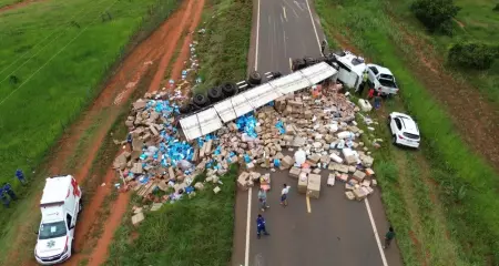 Motorista teria perdido o controle do ve&iacute;culo ao tentar pegar garrafa na cabine