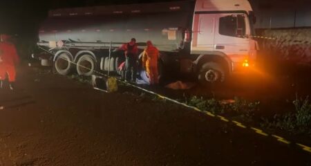 V&iacute;tima de 27 anos sofreu ferimentos graves e faleceu no local do acidente na noite deste s&aacute;bado (11)