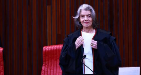 Ministra antecipa sa&iacute;da 