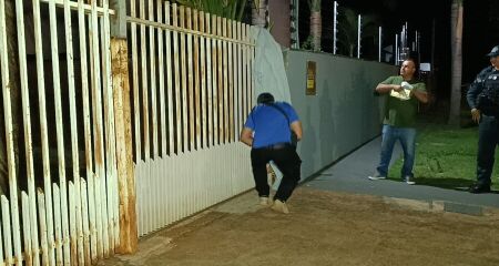 V&iacute;tima de 56 anos ficou com a cabe&ccedil;a presa entre grades e foi encontrada sem vida na noite de s&aacute;bado