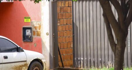 Na casa estavam a mulher e os dois filhos do casal, sendo um de apenas 4 meses de idade 