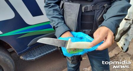 A arma foi encontrada na casa do suspeito enrolada em uma camiseta 