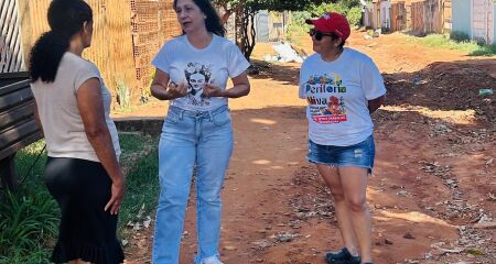 A vereadora conversou com moradores durante a passagem pelos bairros