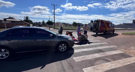 Ciclista foi atingida na lateral por um ve&iacute;culo de passeio e precisou de socorro m&eacute;dico ap&oacute;s o impacto