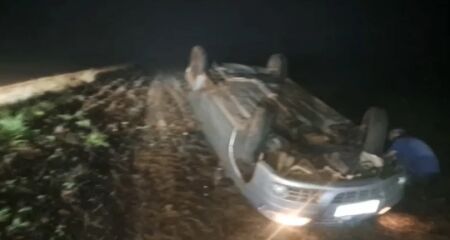 Autom&oacute;vel parou com as rodas para cima &agrave;s margens da pista 