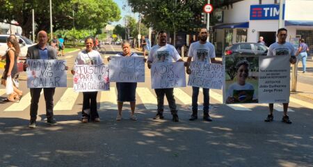 Fam&iacute;lia v&ecirc; descaso em morte de garoto 
