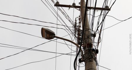 Trio &eacute; flagrado furtando fios de energia e acaba contido por moradores em Campo Grande