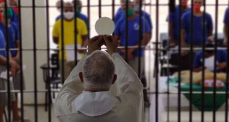 Cat&oacute;licos denunciam prefer&ecirc;ncia aos crentes
