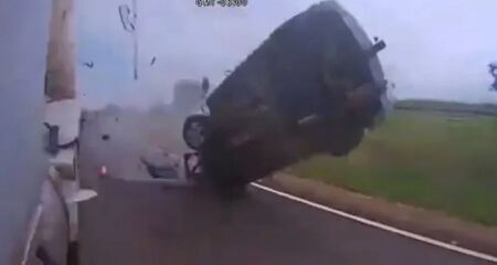 Motorista foi socorrido com ferimentos moderados ap&oacute;s bater carro na Rodovia Raposo Tavares, interior de S&atilde;o Paulo. Caminhoneiro saiu ileso