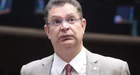 L&iacute;der do PL na C&acirc;mara, bolsonarista S&oacute;stenes Cavalcante afirmou o governo queria colocar a sigla contra o trabalhador no debate da PEC 6&times;1