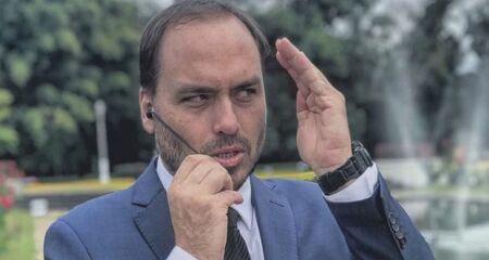 Assessores mantidos por Alana Passos, que assumiu a vaga de Carlos Bolsonaro na C&acirc;mara, foram investigados pela PF e pelo MP do Rio
