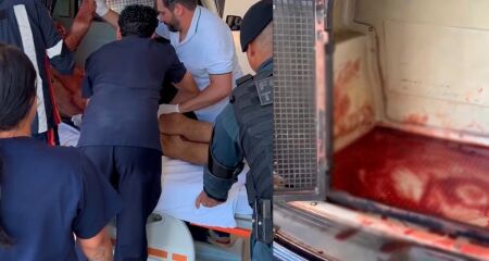 Momento que indiv&iacute;duo chega ao hospital