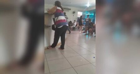 Desde as 13h esperando, paciente alega que cadeirantes, idosos e crian&ccedil;as tamb&eacute;m sofrem com esperas prolongadas