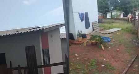 Chuva arranca cobertura de casinhas no Oscar Salazar