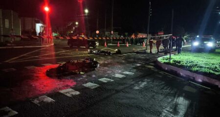 Motociclista teria avan&ccedil;ado sinal vermelho; motorista do carro prestou socorro
