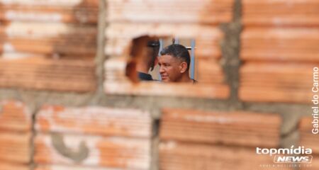Suspeito de matar a subtenente sendo interrogado na cena do crime