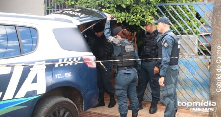Momento em que suspeito &eacute; levado pela pol&iacute;cia