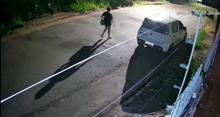 Suspeita teria iniciado agress&atilde;o apenas para roubar celular da v&iacute;tima