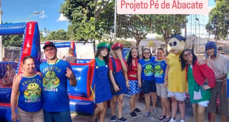 Projeto 'P&eacute; de Abacate' come&ccedil;ou para ajudar filho a se entrosar e vira a&ccedil;&atilde;o comunit&aacute;ria em pra&ccedil;a