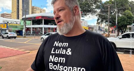 Com livros, faixa e outros pr&eacute;-candidatos, evento seguiu tranquilo