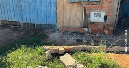 Com a for&ccedil;a do impacto, o muro ficou destru&iacute;do, com tijolos e parte de uma pilastra espalhados pela varanda e pela cal&ccedil;ada