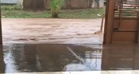 Sem 'bocas de lobo', &aacute;gua das chuvas entra na casa de moradores do Los Angeles (v&iacute;deo)