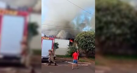As chamas atingiram grande parte da casa e destru&iacute;ram parte do telhado e do forro, que chegaram a desabar