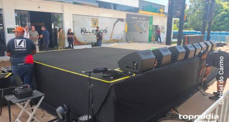 V&aacute;rios vendedores ambulantes j&aacute; est&atilde;o se posicionando no local e expectativa para show aumenta