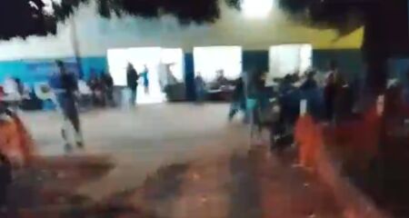 Relato descreve idosos no ch&atilde;o, gestante do lado de fora e atendimento interrompido por troca de plant&atilde;o