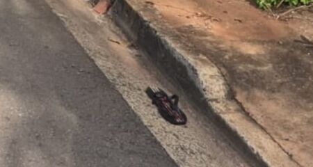 Chinelo da v&iacute;tima, cheio de sangue, ficou jogado na rua