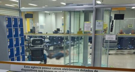 Ele precisou ser contido pelos seguran&ccedil;as, enquanto for&ccedil;ava a entrada no local alegando que estava sendo perseguido 