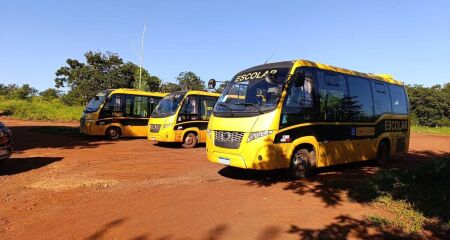 M&atilde;es e pais se reuniram em frente &agrave;s unidades de ensino para cobrar poder p&uacute;blico