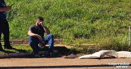 Amigos da v&iacute;tima chegaram horas ap&oacute;s o acidente no local da colis&atilde;o 