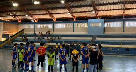 Profissionais foram homenageados pelos jogadores e torcida 