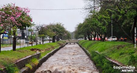 Chuva atinge Campo Grande e frente fria muda o tempo em Mato Grosso do Sul nesta segunda