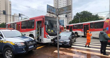 Testemunhas disseram que motorista do carro estaria no celular no momento da batida