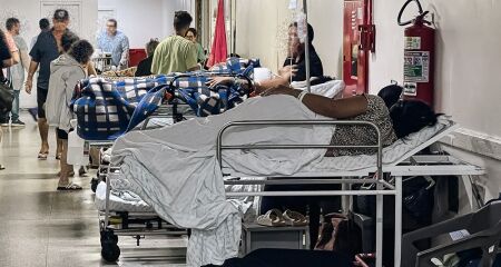 Ontem, o hospital tinha 90 pessoas internadas para 7 leitos disponibilizados para atendimento via SUS