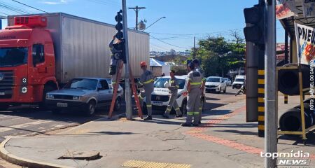 Ambos os condutores seguiam no mesmo sentido quando caiu e a motocicleta atingiu o carro 