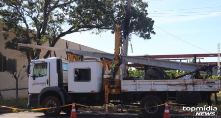 Motorista bate em poste, foge do local e deixa moradores sem energia na Avenida Tamandar&eacute; (v&iacute;deo)