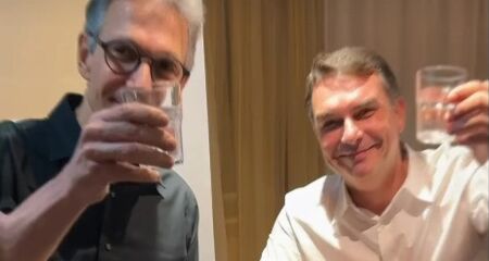 Zema brincou e brindou com Fl&aacute;vio Bolsonaro 