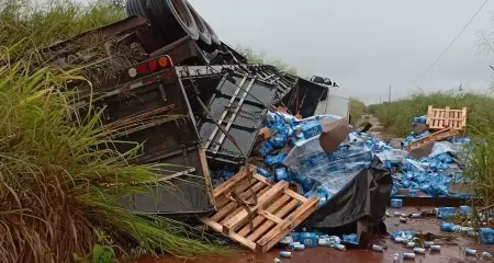 Chuva pode ter influenciado em acidente com ve&iacute;culo pesado