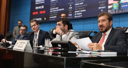 Proposta permite fixa&ccedil;&atilde;o de cartazes informativos em pr&eacute;dios p&uacute;blicos e escolas; deputados tamb&eacute;m inclu&iacute;ram festa de S&atilde;o Gabriel do Oeste no calend&aacute;rio estadual